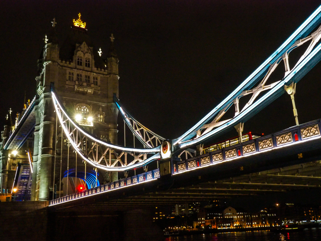 Le Tower Bridge de nuit