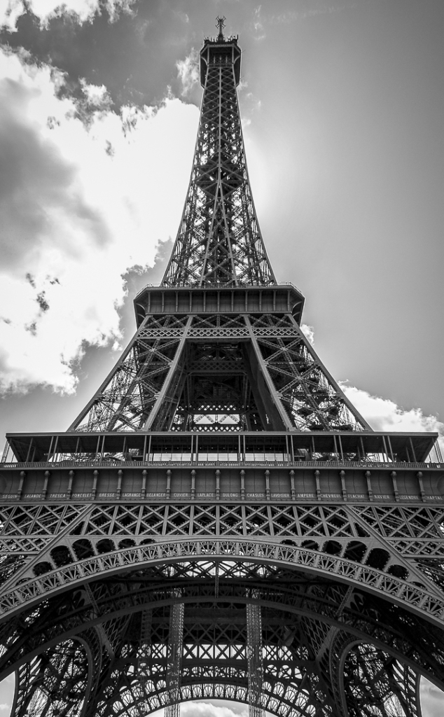 Entre 1887 et 1889, je mesure 300 mètres.