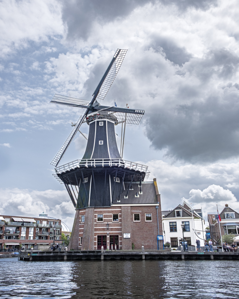 Vent passe, moulin reste.