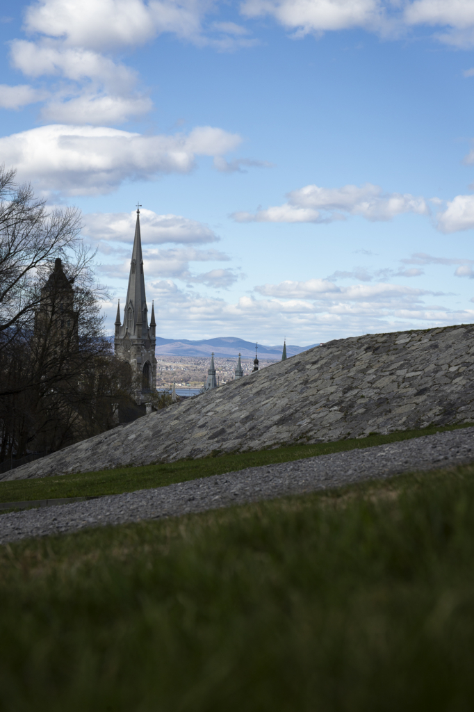 Le clocher uni au paysage